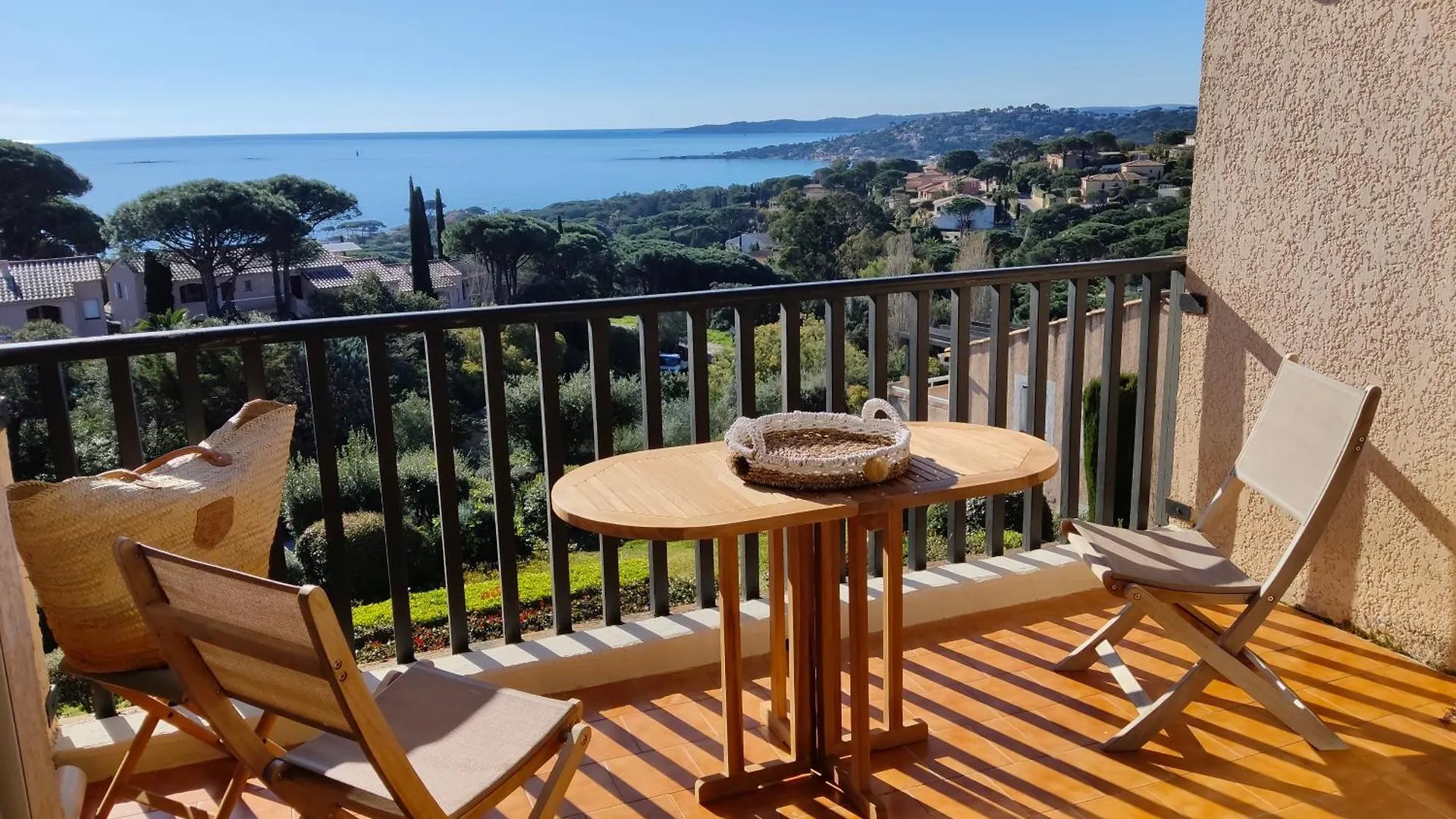 Charmant Studio Avec Terrasse Et Vue Mer Exceptionnelle Sainte-Maxime
